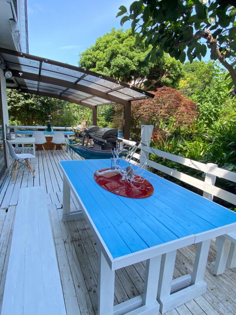- une table de pique-nique bleue sur le pont d'une maison dans l'établissement Hanamizuki Onsen Resort, à Itō
