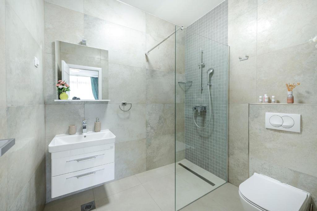 Oyo Deluxe Apartments 6