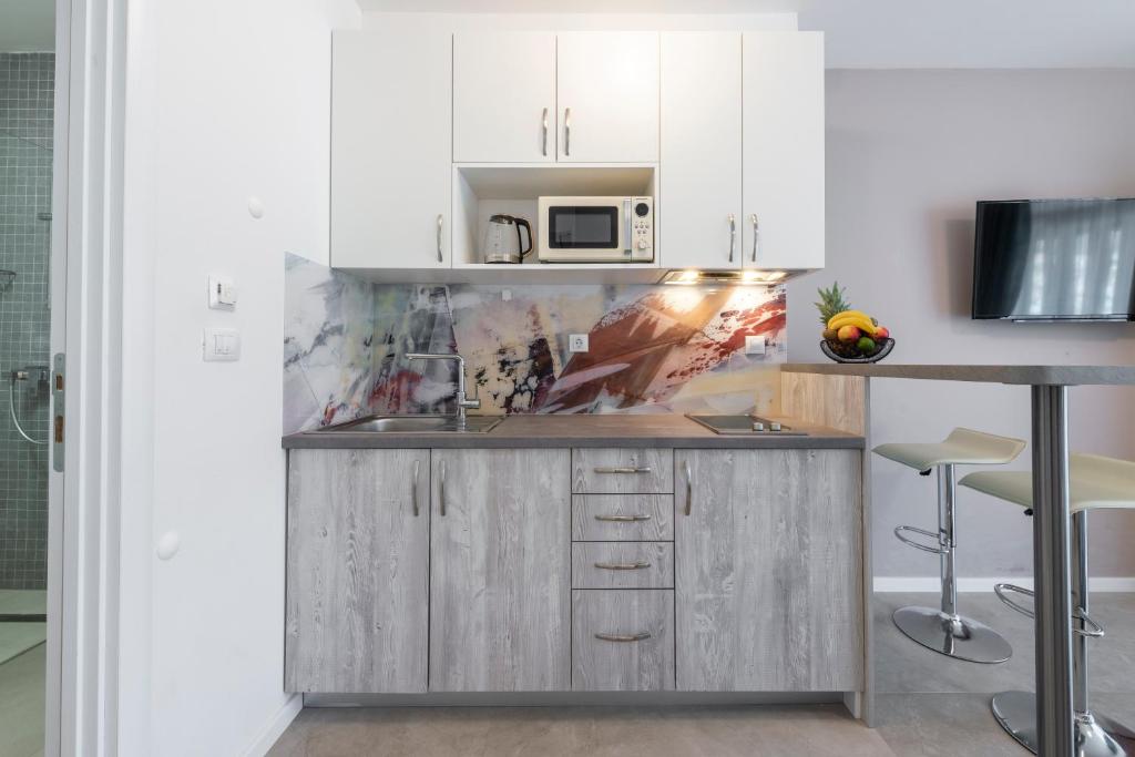 Oyo Deluxe Apartments 5