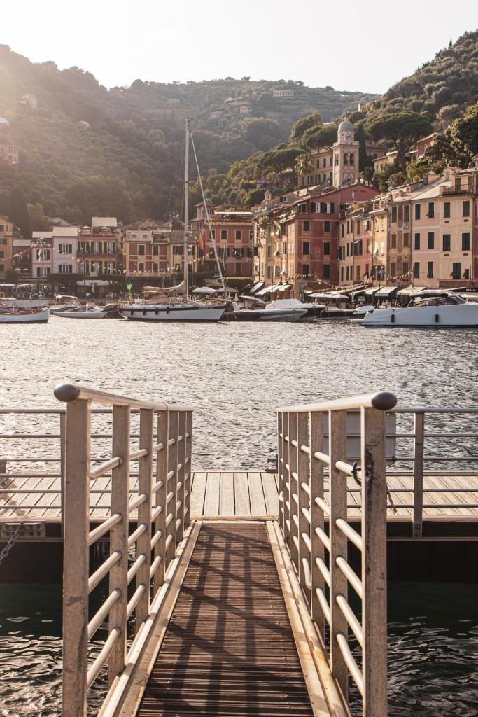 un quai dans une masse d'eau avec des bateaux dans l'établissement Eight Hotel Portofino, à Portofino