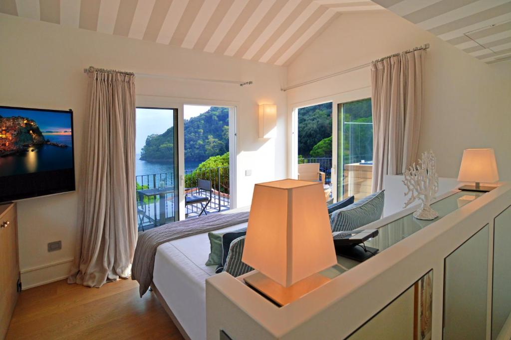une chambre avec une grande pièce offrant une vue sur l'eau dans l'établissement Eight Hotel Paraggi, à Santa Margherita Ligure