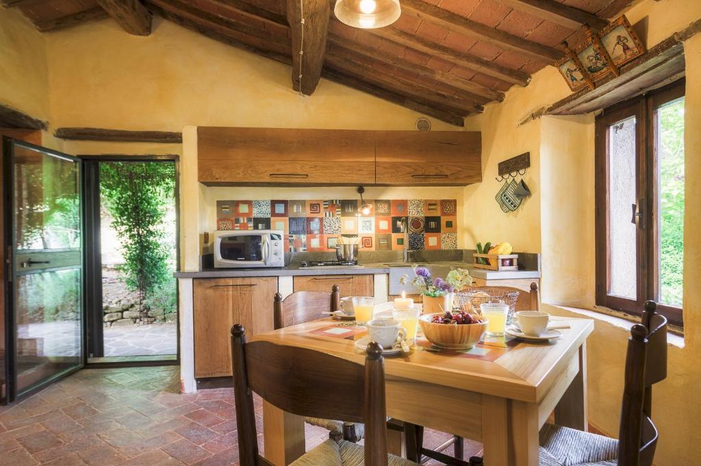 une cuisine avec une table en bois et une salle à manger dans l'établissement CASA DI PAN 6, Emma Villas, à Panicale