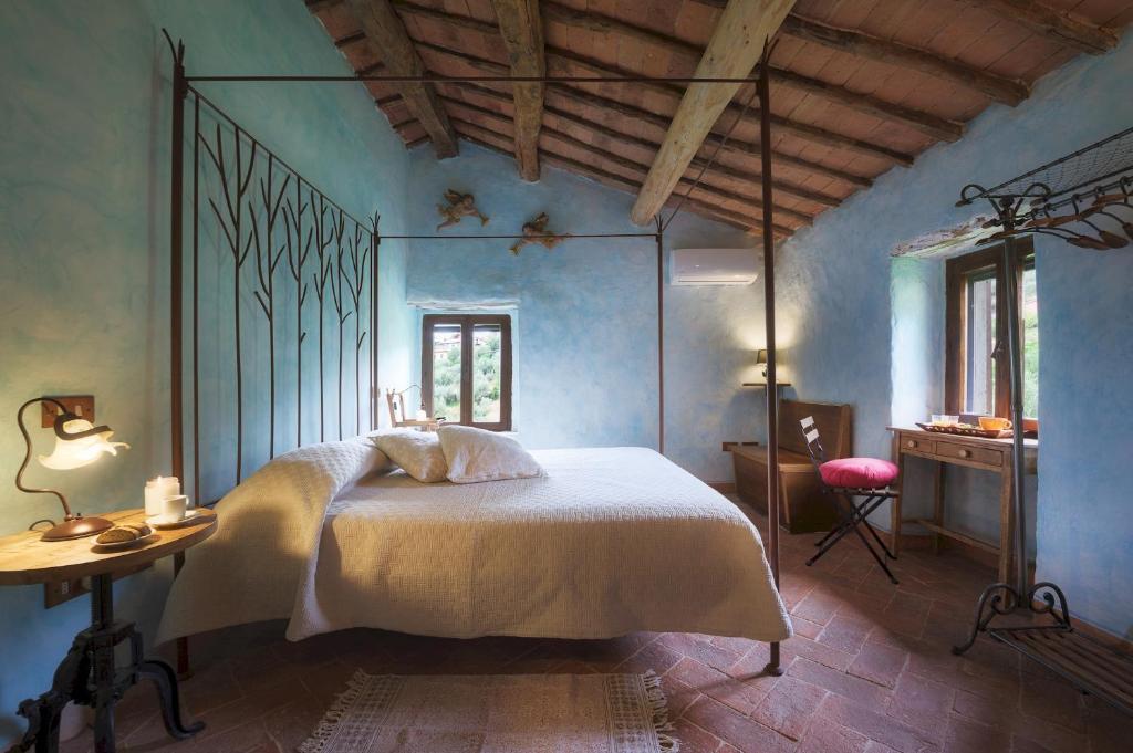 une chambre avec un lit, une table et un bureau dans l'établissement CASA DI PAN 6, Emma Villas, à Panicale