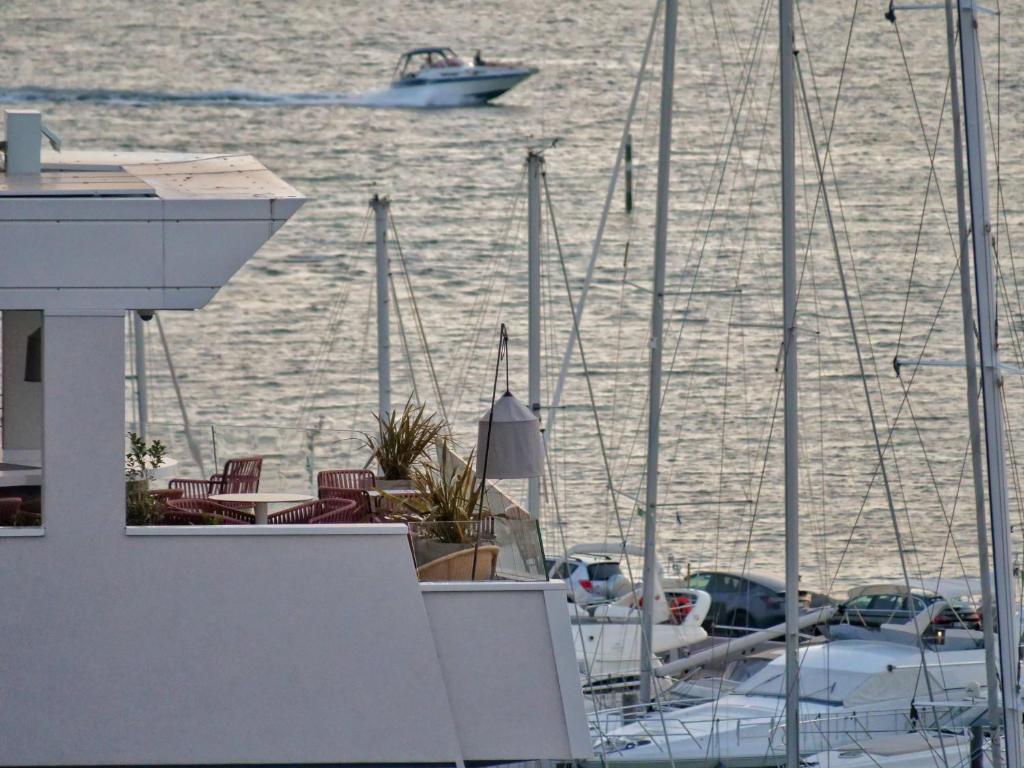 un groupe de bateaux dans l'eau avec un bateau dans l'établissement Laguna Faro Suites - Adults Only, à Grado
