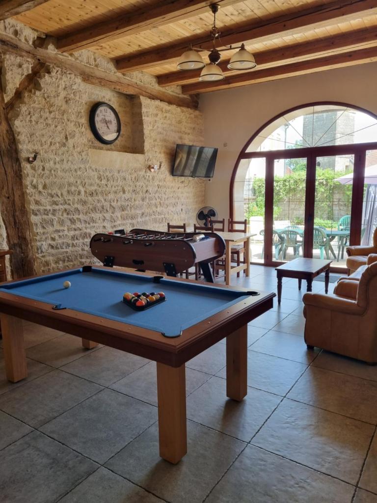un salon avec une table de billard dans l'établissement La Favière Enchantée - le gîte, à Cult