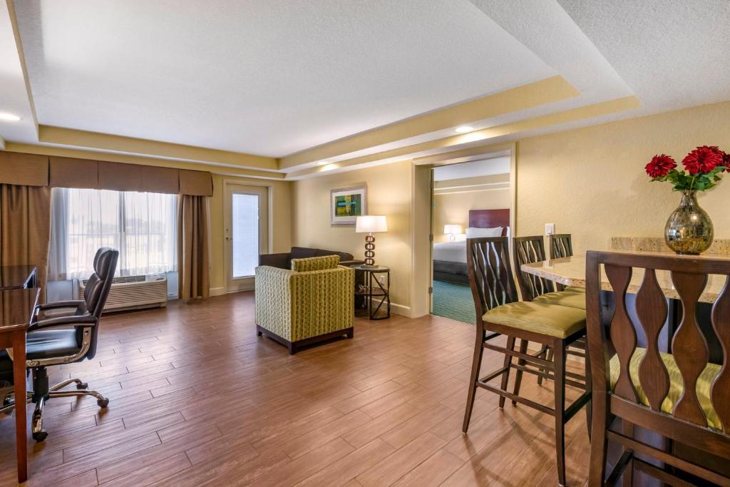 Holiday Inn Resort Orlando - Lake Buena Vista, an IHG Hotel Image