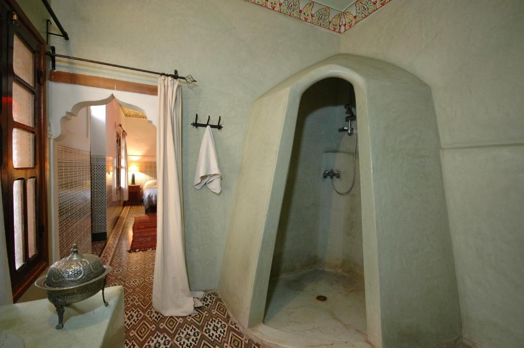 La salle de bains privative est pourvue d'une douche à l'italienne. dans l'établissement Riad El Sagaya, à Marrakech