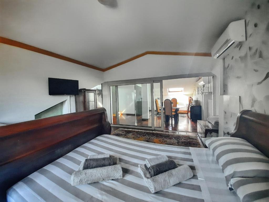 une chambre avec un grand lit avec deux oreillers dans l'établissement Villa Sequoia, à Leinì