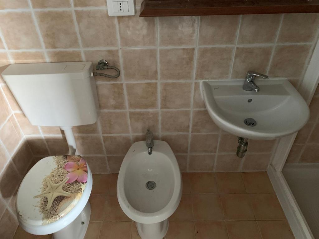 une salle de bain avec toilettes et lavabo dans l'établissement Villaggio Benvivere, à Senigallia 46 autres photos