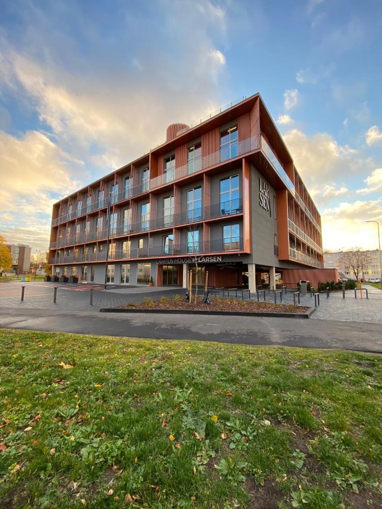 Campus House by Larsen 6