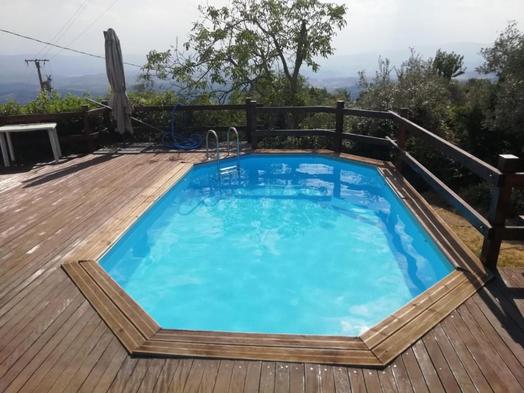 - une piscine sur une terrasse en bois avec une piscine bleue dans l'établissement Casa Quercioli, à Pulicciano