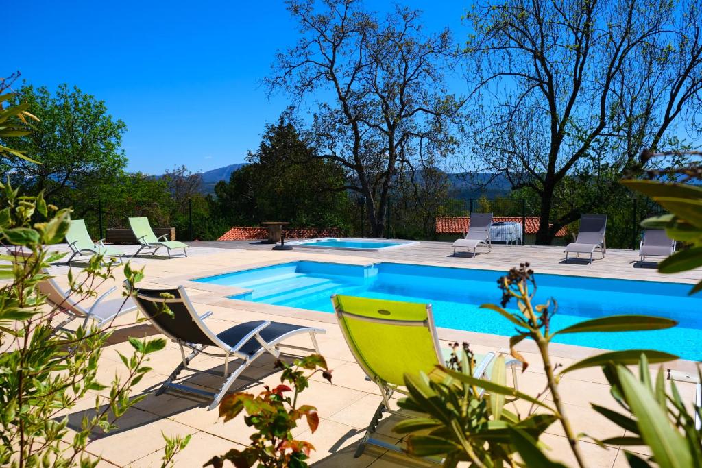 une piscine avec des chaises longues et une piscine dans l'établissement Domaine Napoléon, à Gap