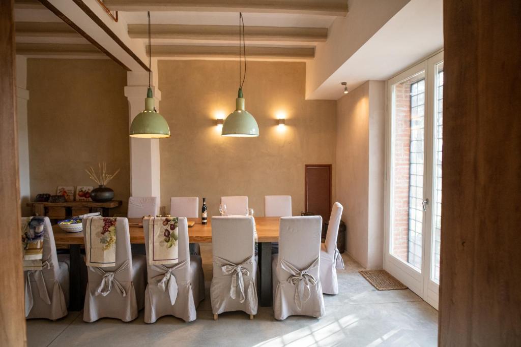 une salle à manger avec une table et des chaises dans l'établissement Villa in Agello, à Agello