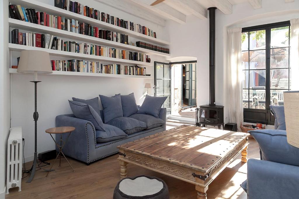 A historic XVI century beach home near Barcelona 6
