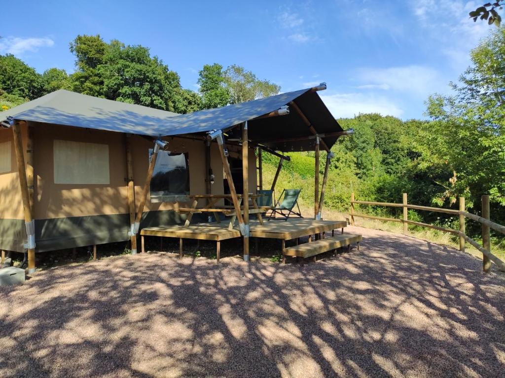 une maison avec une tare bleue en haut dans l'établissement Tente Hula, à Colleville