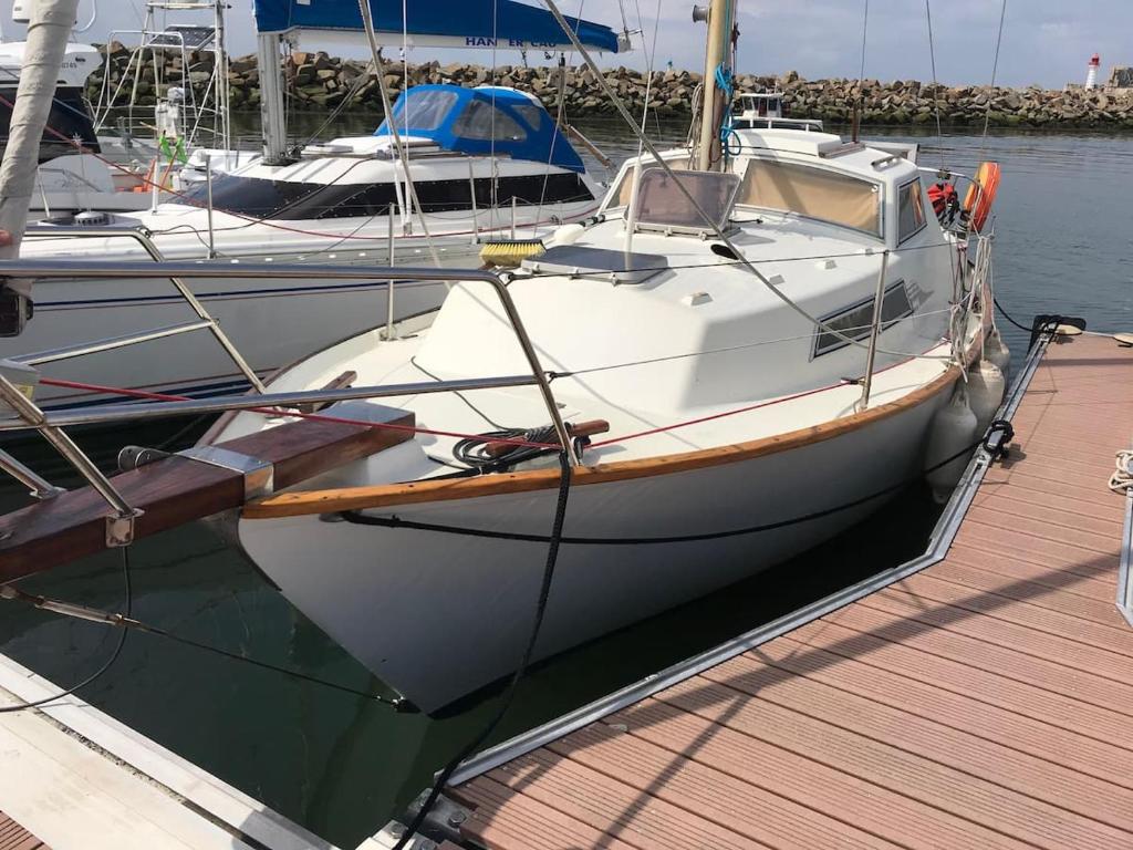 un bateau blanc est amarré à un quai dans l'établissement Havre de Paix, au Havre