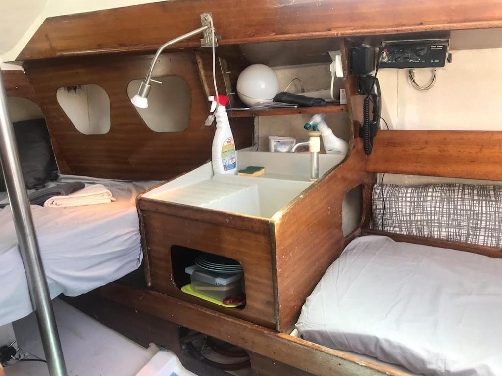 Cette petite chambre comprend un lavabo et 2 lits superposés. dans l'établissement Retour d’Ulysse, nuits étoilées, plein centre, au Havre