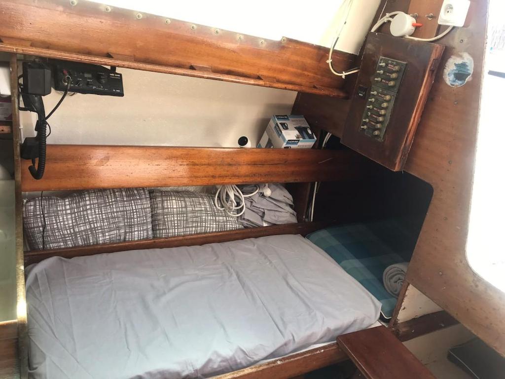 - un petit lit dans la chambre dans l'établissement Retour d’Ulysse, nuits étoilées, plein centre, au Havre