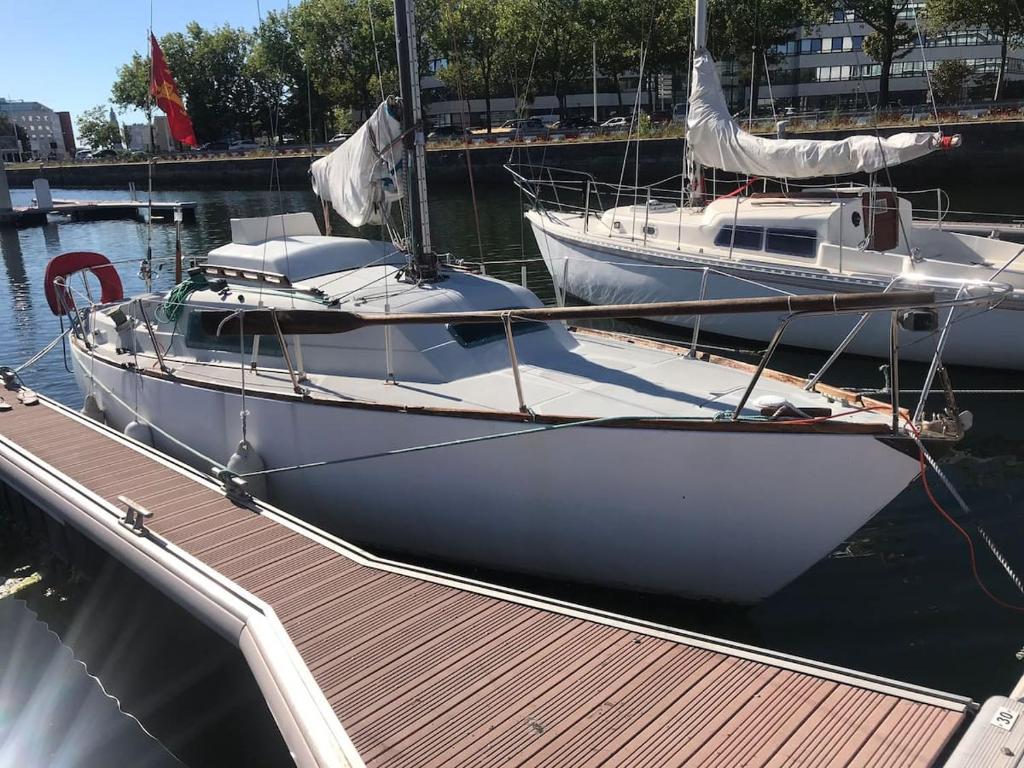 deux bateaux amarrés à un quai dans l'eau dans l'établissement Retour d’Ulysse, nuits étoilées, plein centre, au Havre