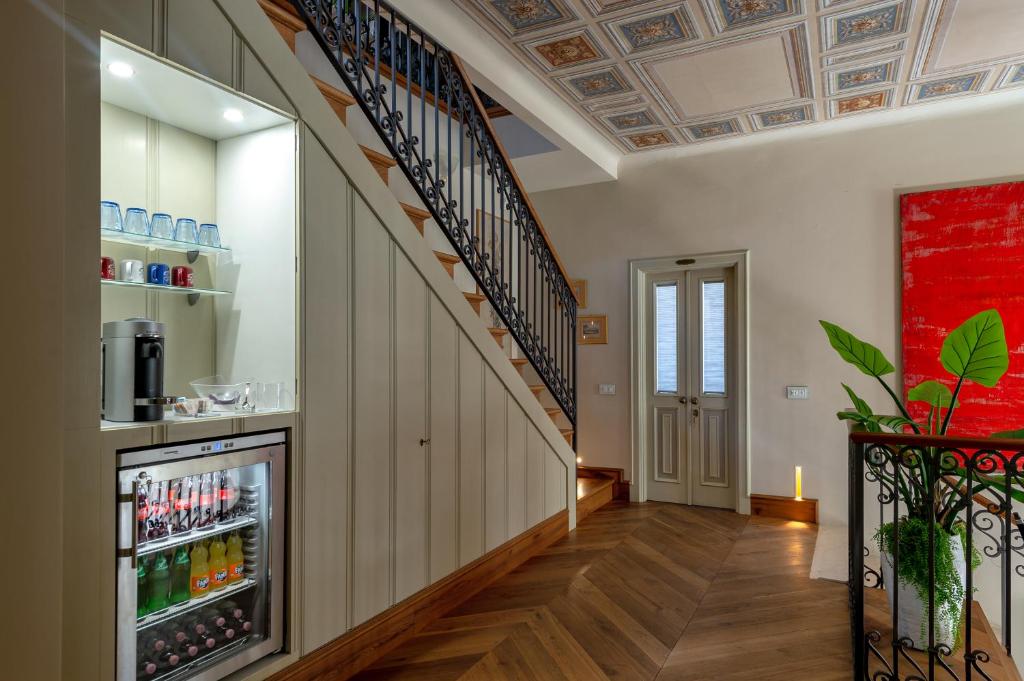 un couloir avec un escalier et un réfrigérateur ouvert dans l'établissement Villa delle Palme, à Gargnano