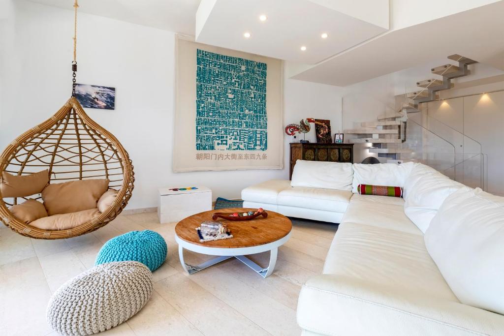 - un salon avec deux canapés blancs et une table dans l'établissement Luxury Seafront Villa with Rooftop Pool & Stunning Sea Views, à Fertilia