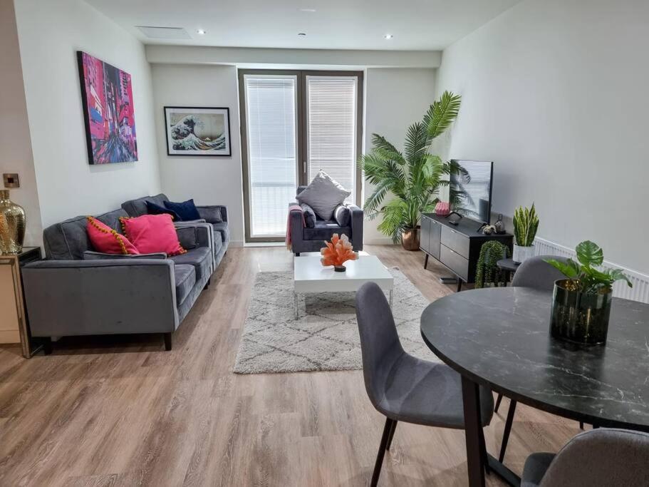 4 Bed Townhouse Free Parking Piccadilly 8