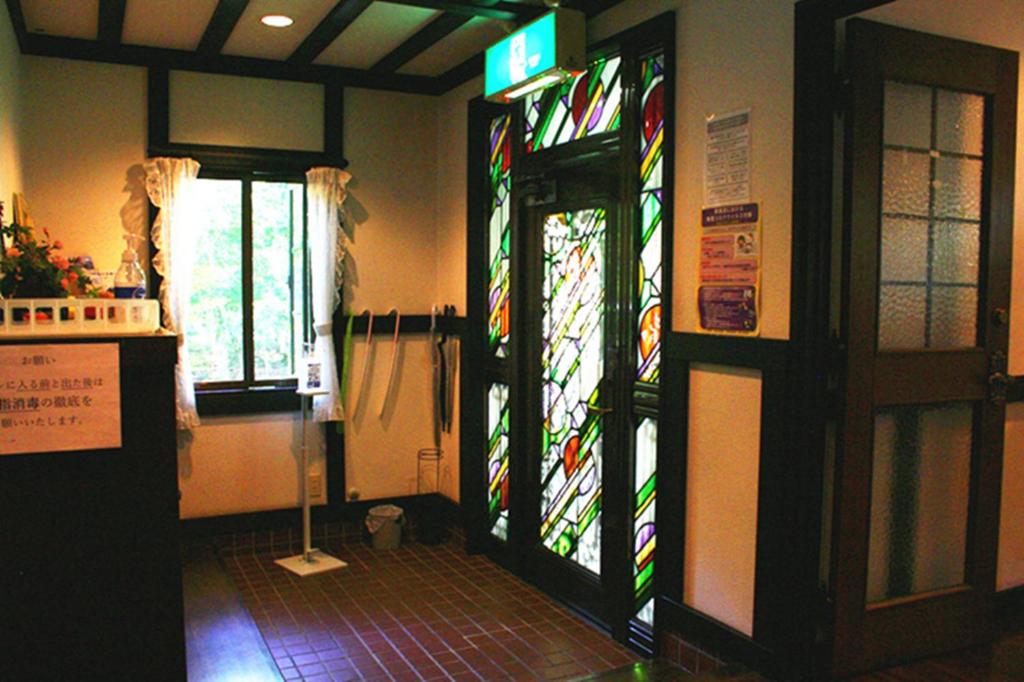 Cette chambre dispose d'une porte ornée de vitraux. dans l'établissement Pension Marieペンションマリエ, à Yamanakako