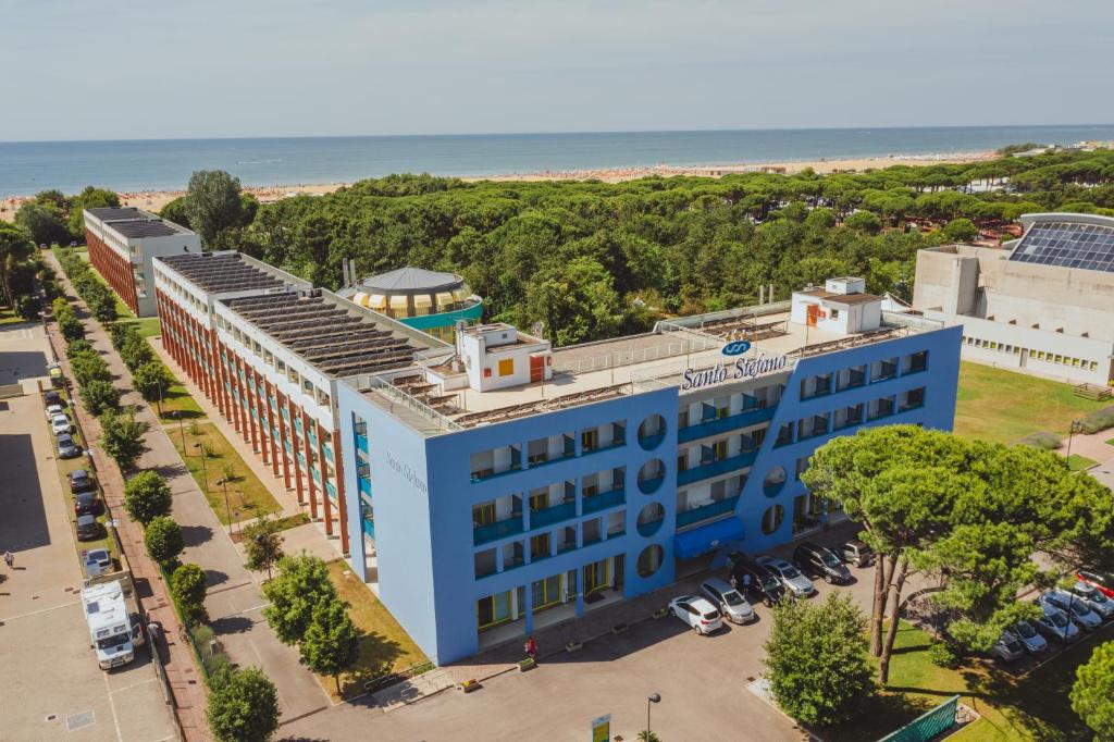Vue de tête d'un bâtiment avec l'océan en arrière-plan dans l'établissement Hotel Santo Stefano, à Bibione