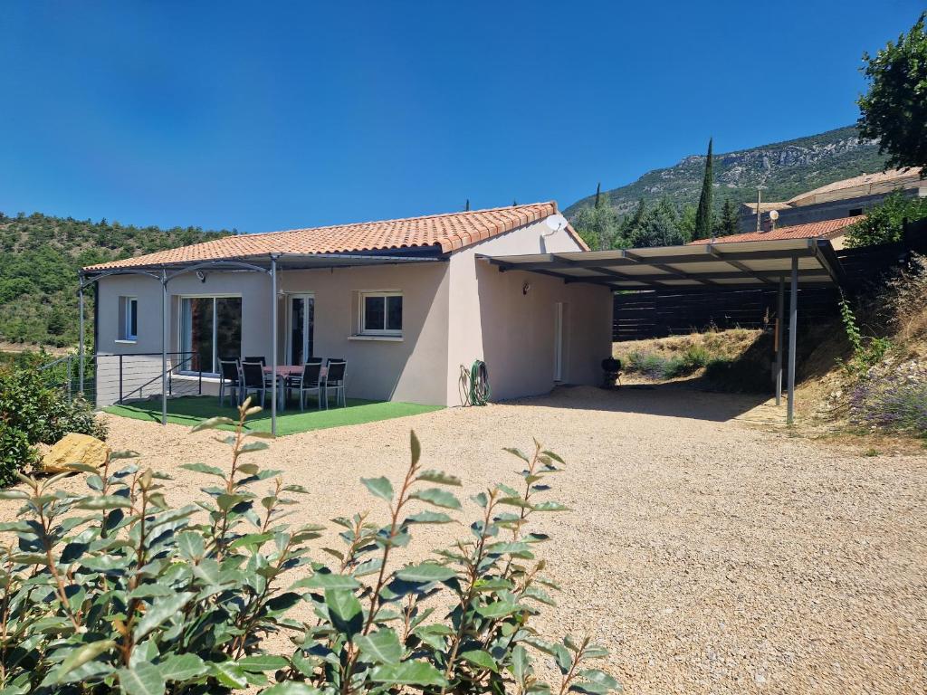 Cette petite maison blanche dispose d'une terrasse. dans l'établissement Les Villas Dorées - Villa Soleil face au Mont Ventoux, à Plaisians