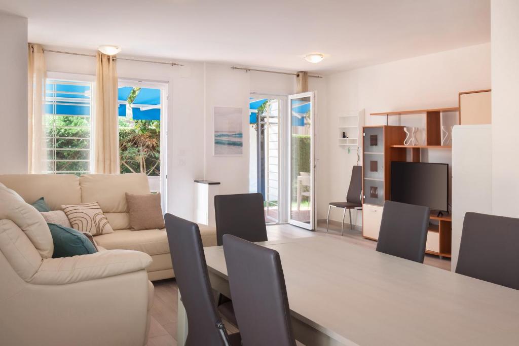 un salon avec une table et un canapé dans l'établissement Villa Rose With Pool, à Bardolino