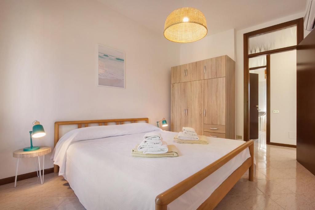 une chambre avec un grand lit avec des serviettes dessus dans l'établissement Villa Rose With Pool, à Bardolino 21 autres photos