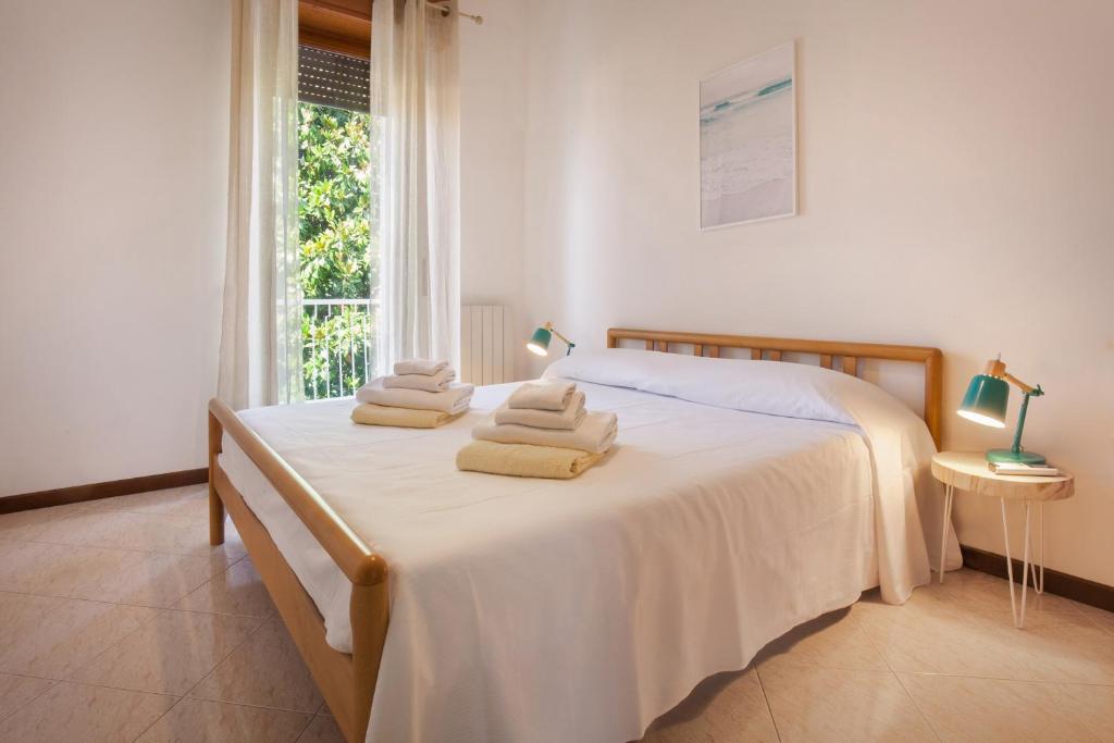 une chambre avec un lit avec des serviettes dessus dans l'établissement Villa Rose With Pool, à Bardolino