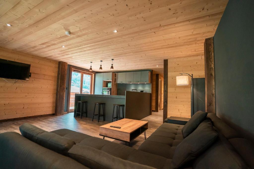 un salon avec un canapé et une table dans l'établissement CHALET LES CERFS, à Châtel