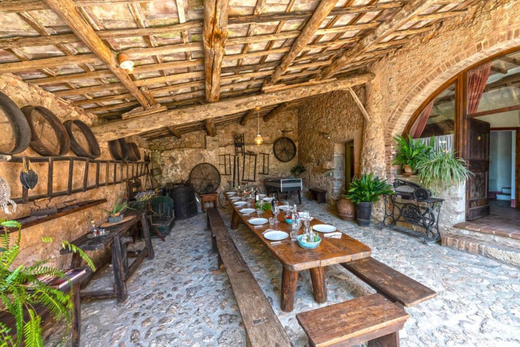 une chambre avec une grande table en bois dans un bâtiment dans l'établissement Podere Lorena, à Monteriggioni 4 autres photos