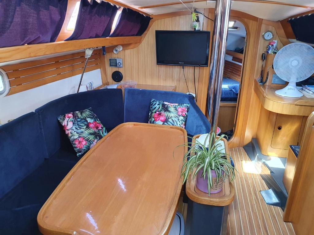 Photo de la galerie de l'établissement Voilier CALYPSO, à La Rochelle