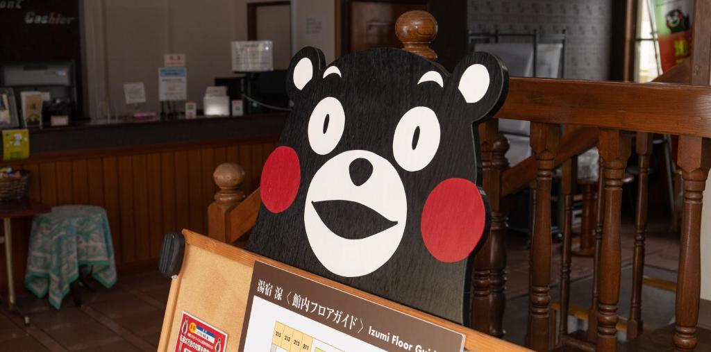 un signe avec une photo d'une souris à mickey dans l'établissement Tabist Yamaga Onsen Yuyado Izumi, à Yamaga