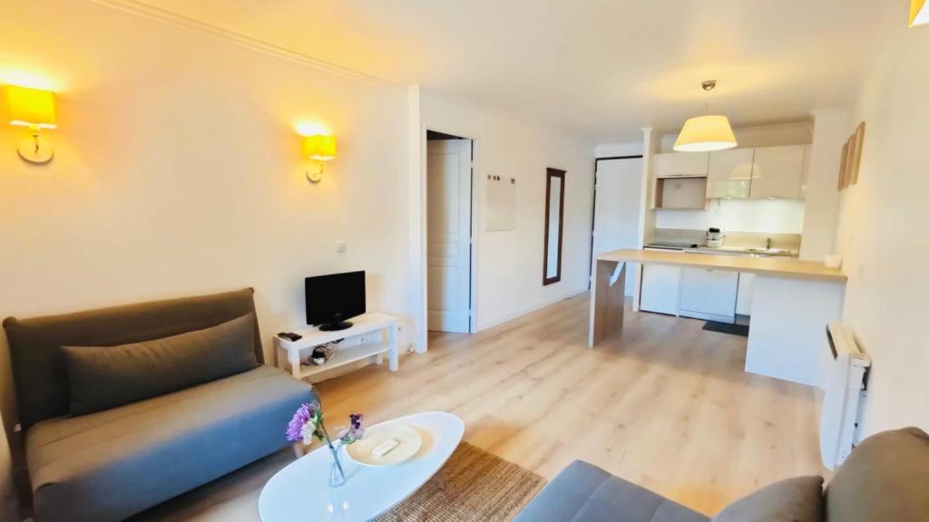 un salon avec un canapé et une table dans l'établissement T3 neuf 5 pers Serre Chevalier La Salle les Alpes, à La Salle Les Alpes