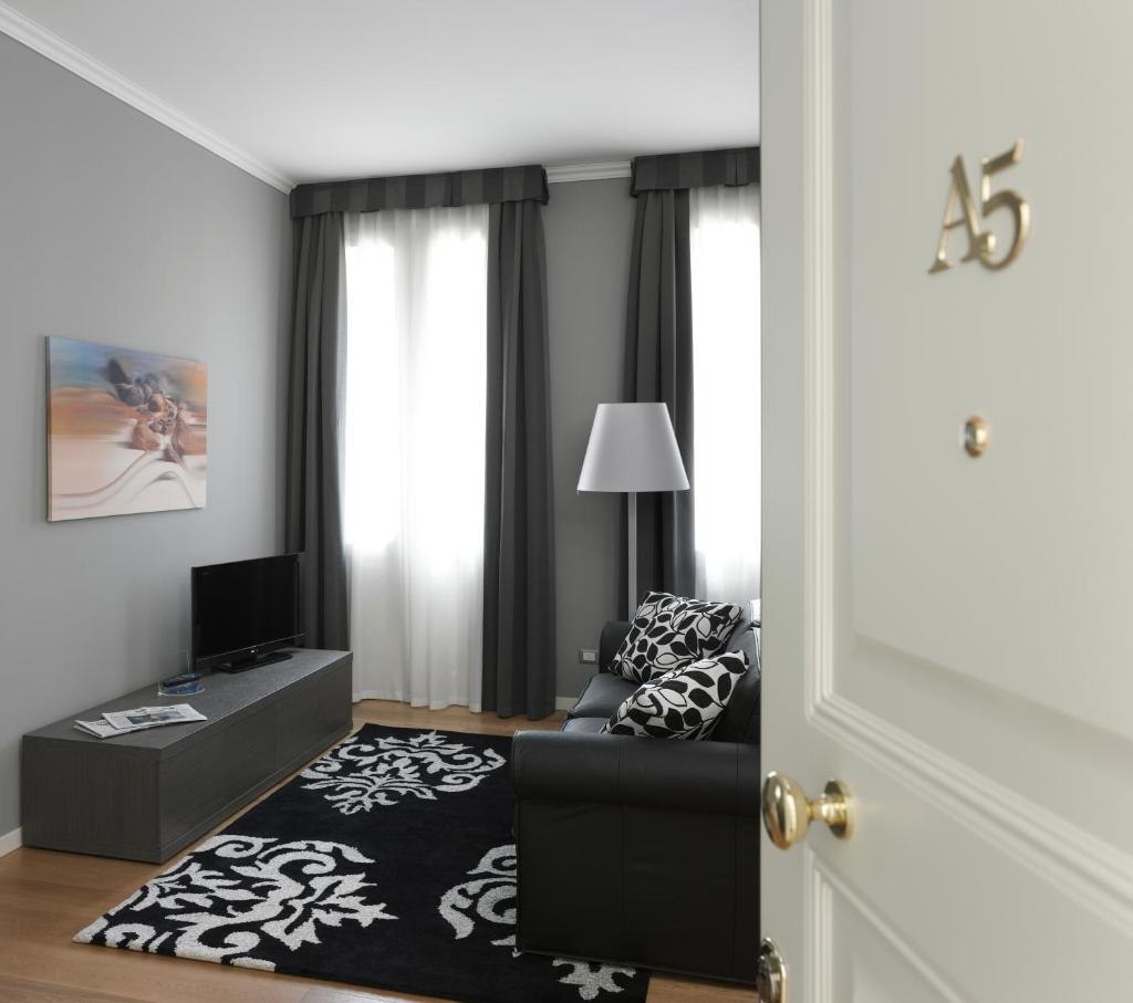 Palace Suite 8