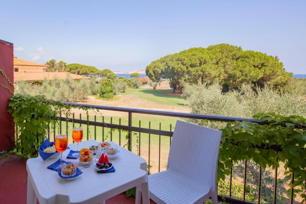 une table avec de la nourriture et des boissons sur un balcon dans l'établissement Hotel Fabricia, à Portoferraio