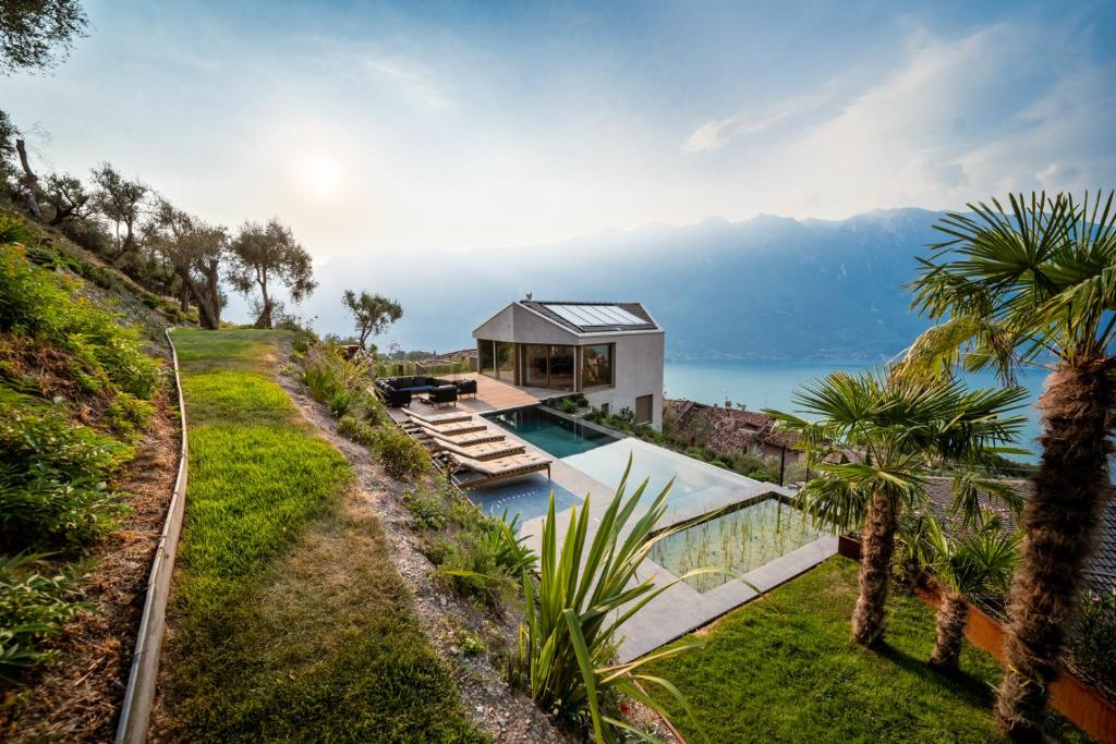 une maison sur une colline avec une piscine dans l'établissement Villa Arias lake view, à Tremosine