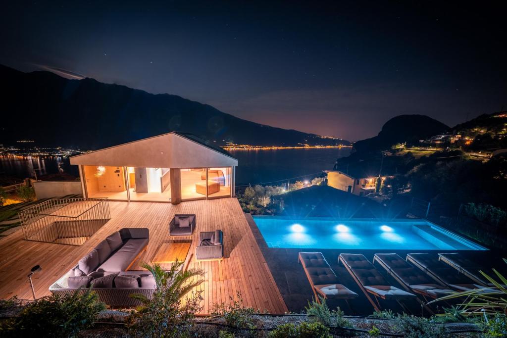 une maison avec piscine la nuit dans l'établissement Villa Arias lake view, à Tremosine