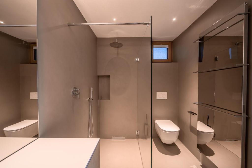 La salle de bains est pourvue de 2 toilettes et d'une douche. dans l'établissement Villa Arias lake view, à Tremosine