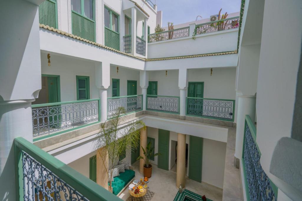 une vue aérienne d'un immeuble d'appartements avec balcons dans l'établissement Riad Trésor Marrakech, à Marrakech