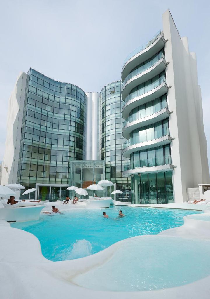 une piscine devant un bâtiment dans l'établissement i-Suite Hotel, à Rimini