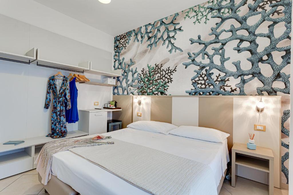 une chambre avec un lit et un tableau au mur dans l'établissement Anastasi Hotel e Residence, à Cervia