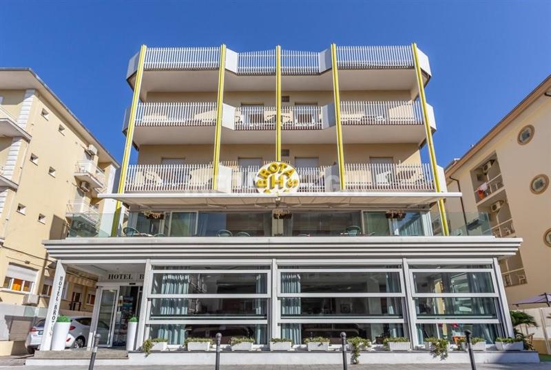 un grand bâtiment avec un balcon au-dessus dans l'établissement Hotel Brotas, à Rimini