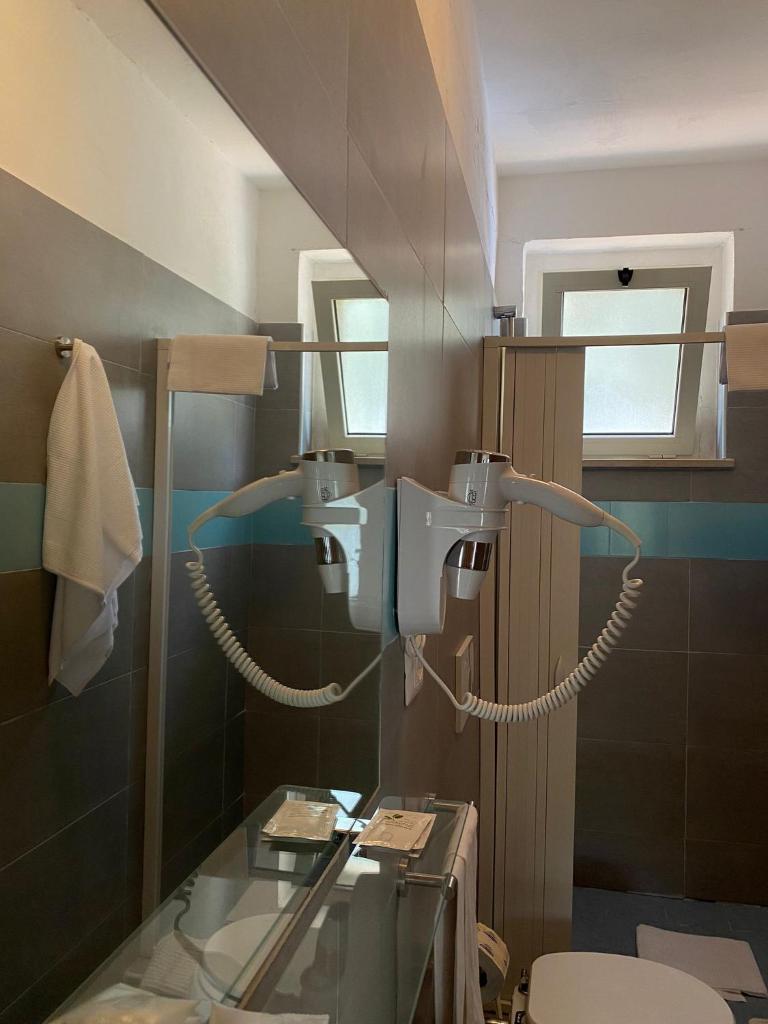 une salle de bain avec un lavabo et des toilettes dans l'établissement Camping Apartment Vignanotica, à Mattinata