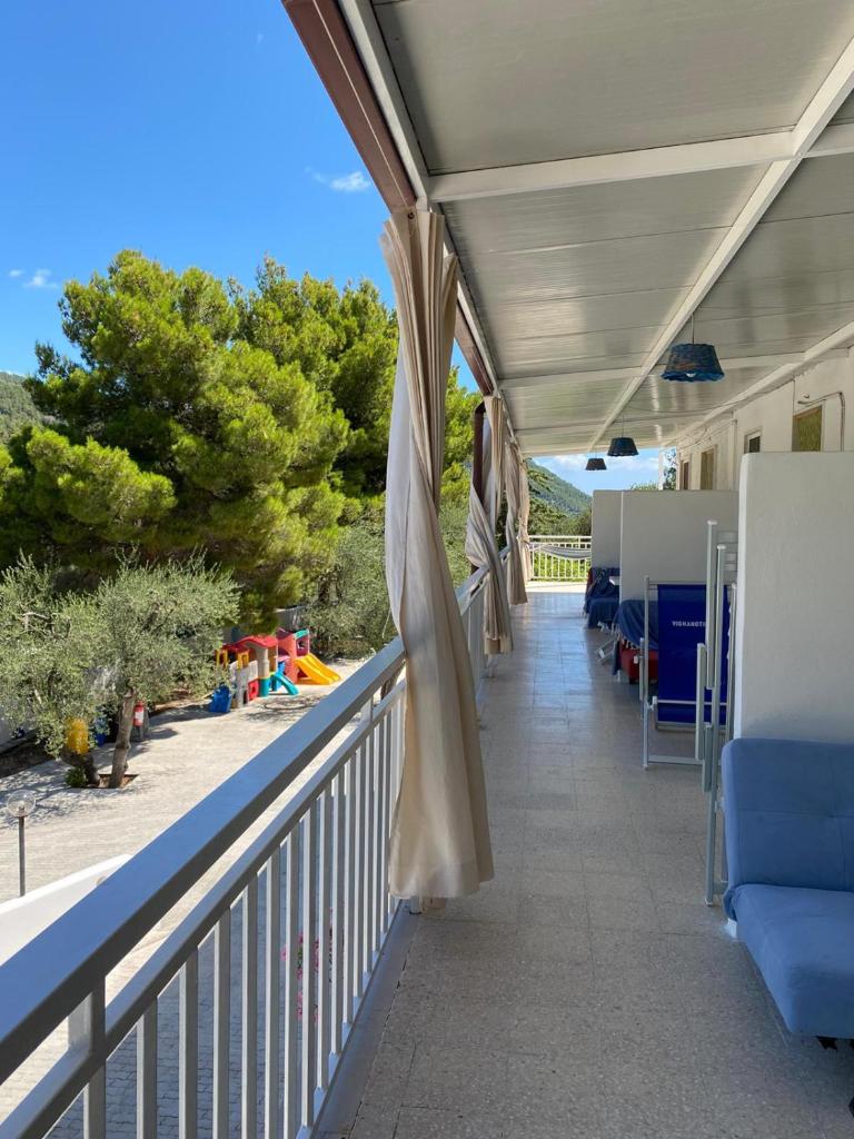 d'un balcon avec des chaises et une vue sur la plage. dans l'établissement Camping Apartment Vignanotica, à Mattinata