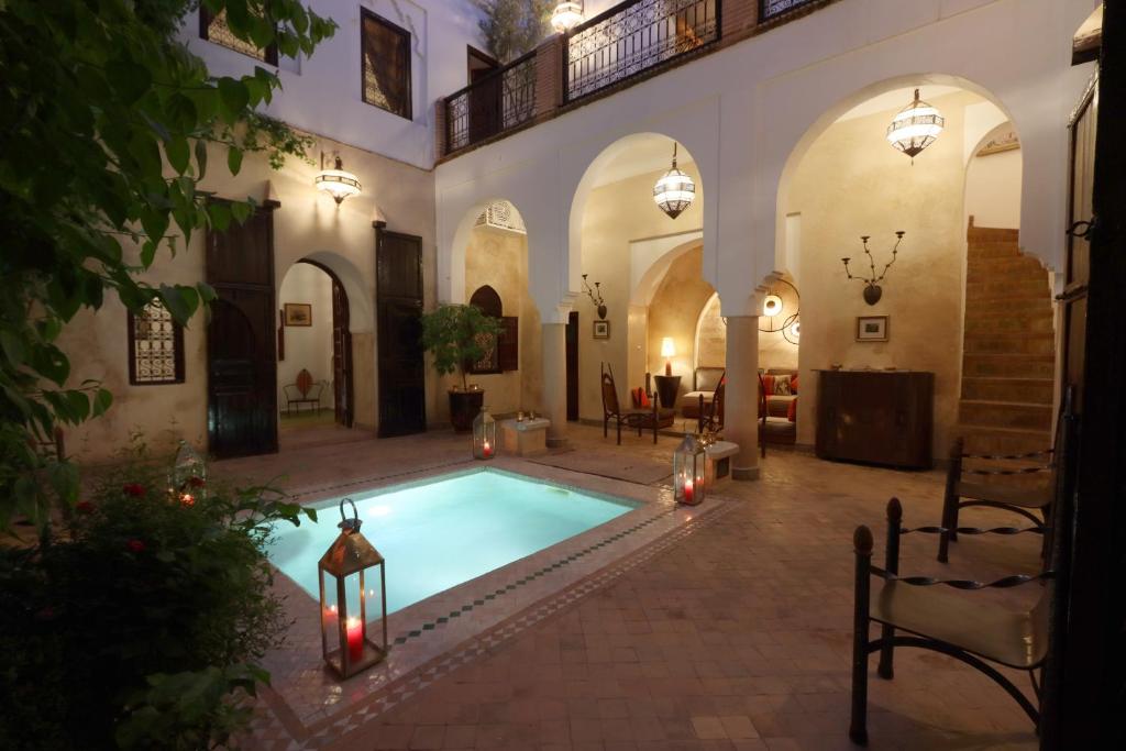 une cour avec une piscine dans une maison dans l'établissement Dar Warda, à Marrakech