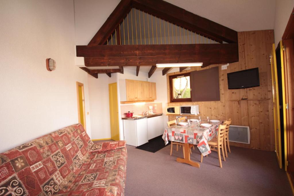 un salon avec une table et une salle à manger dans l'établissement Le Chalet de Bisanne, aux Saisies 37 autres photos